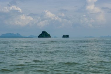 Tropikal deniz, gökyüzü ve Tayland, Phang Nga defne ulusal park tatil, yaz, tatil kavramı için yaz aylarında dağ
