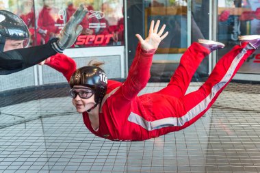 Varşova, Polonya, 5 Ağustos 2017: uçan bir aerodinamik tünel içinde genç kadının. 