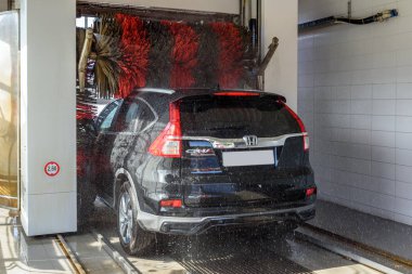 Gdansk, Polonya - 18 Eylül 2018: Honda Crv yıkama altında. Otomatik fırça oto yıkama.