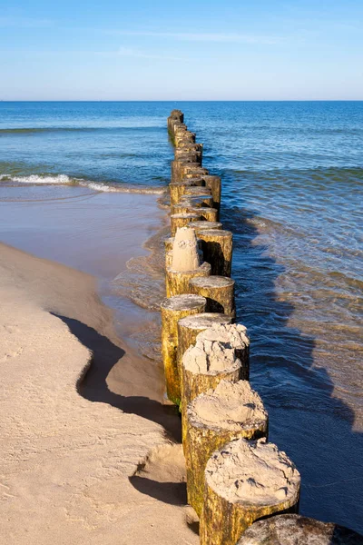 Деревянные Волнорезы Балтийское Море Солнечный День Польша — стоковое фото