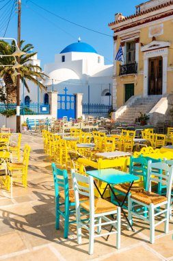 Masa ve sandalye ana kare Chora Serifos Island adlı. Kiklad Adaları, Yunanistan