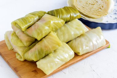 Et ve yemek pişirmek için hazırlanan pirinç ile dolması lahana rulo.