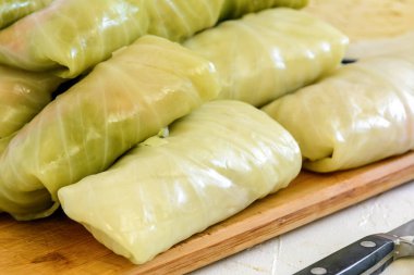 Et ve yemek pişirmek için hazırlanan pirinç ile dolması lahana rulo.