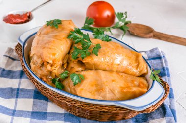 lahana dolması domates sosu pirinç ve et ile rulo