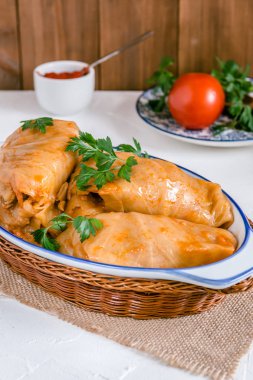 lahana dolması domates sosu pirinç ve et ile rulo