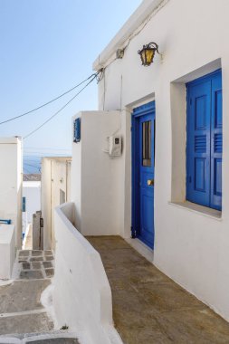 Serifos ada çok güzel badanalı evleri ve mavi kapı ile. Kiklad Adaları, Yunanistan