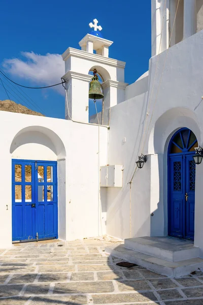 Σέριφος Υπέροχη Ασβεστωμένη Εκκλησία Μπλε Πόρτες Κυκλάδες Ελλάδα — Φωτογραφία Αρχείου