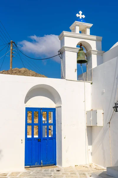 Serifos Eiland Met Mooie Witte Kerk Blauwe Deuren Cycladen Griekenland — Stockfoto