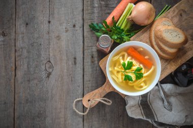 Tavuk çorbası erişte ve havuç beyaz kase.