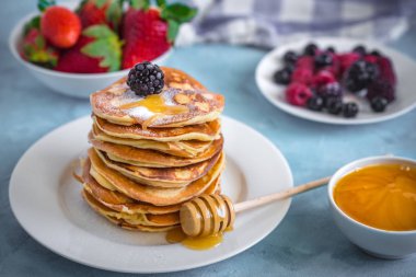 Kabarık ve hassas krep bal ve çilek ile.