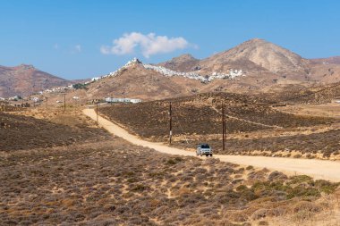 Serifos, Yunanistan - 9 Eylül 2018: Vahşi ve kuru Serifos Adası ile güzel tepeler ve güzel badanalı evler. Kiklad Adaları, Yunanistan