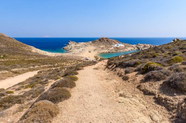 Agios Sostis Plajı'na yol. Benzersiz çift taraflı beach Serifos, Kiklad Adaları, Yunanistan