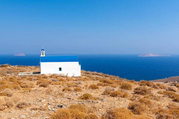 Witte Blauwe Griekse Kerk Met Uitzicht Zee Eiland Van Serifos — Stockfoto