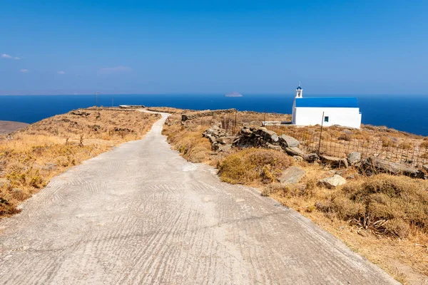 Drogi Biały Niebieski Grecki Kościół Widokiem Morze Wyspa Serifos Grecja — Zdjęcie stockowe