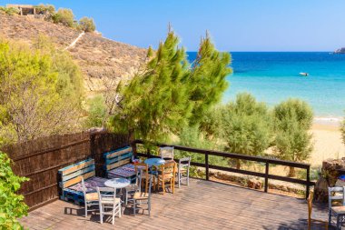 Psilli Ammos Plajı manzaralı tipik Yunan tavernası. Serifos Adası, Kiklad Adaları, Yunanistan