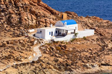 Serifos, Yunanistan - 9 Eylül 2018: Agios Sostis Kilisesi ayakta buzlu. Serifos island, Yunanistan