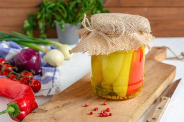 Kavanoz salatalık turşusu ve kırmızı biber. Marine ve konserve sebze yemek.