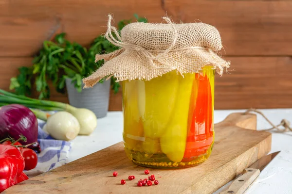 Potje Ingemaakte Komkommer Rode Peper Gemarineerde Ingeblikte Groenten Eten — Stockfoto