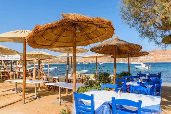 Serifos Grecia Septiembre 2018 Mesas Sillas Taberna Griega Tradicional Playa —  Fotos de Stock