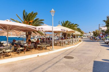 Serifos, Yunanistan - 9 Eylül, 2018: Livadi şehirde geleneksel Yunan meyhane ile sokak. Serifos island, Yunanistan