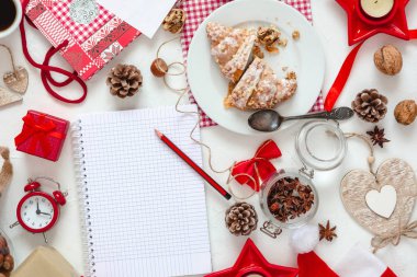 Festival süsleri ve defter gündeminde beyaz arka plan ile. Düz yatıyordu tarzı. Üstten görünüm. Planlama kavramı