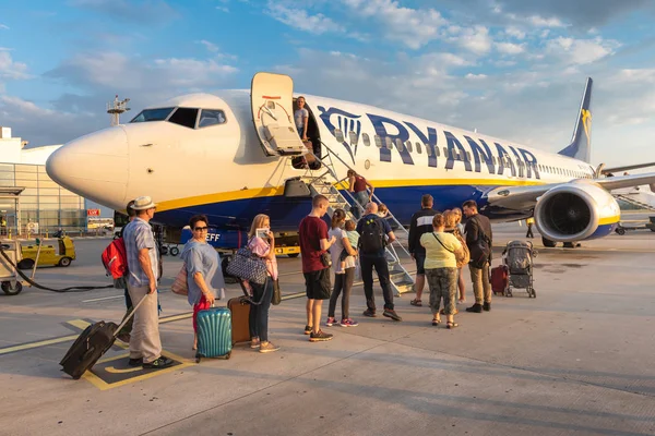 Γκντανσκ Πολωνία Σεπτεμβρίου 2018 Επιβάτες Επιβίβαση Ryanair Αεροπλάνο Στο Αεροδρόμιο — Φωτογραφία Αρχείου