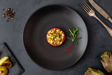 Salatalık turşusu ve siyah plaka üzerinde Marine mantar biftek tartar. Koyu arka plan.