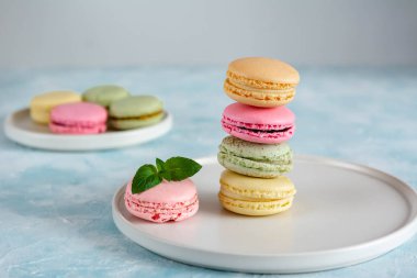 Renkli kurabiyeler. Küçük Fransız kekleri. Tatlı ve renkli Fransız badem kurabiyeleri..