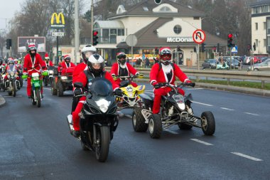 Gdansk, Polonya - 2 Aralık, 2018: Noel geçit töreni Noel Baba Noel Gdynia, Sopot ve Gdansk sokaklarında hemen önce riders motosiklet.