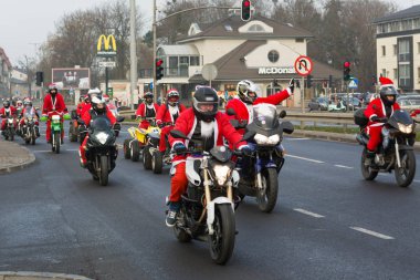 Gdansk, Polonya - 2 Aralık, 2018: Noel geçit töreni Noel Baba Noel Gdynia, Sopot ve Gdansk sokaklarında hemen önce riders motosiklet.