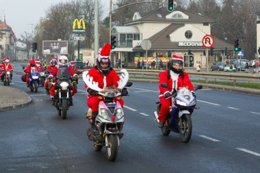 Gdansk, Polonya - 2 Aralık, 2018: Noel geçit töreni Noel Baba Noel Gdynia, Sopot ve Gdansk sokaklarında hemen önce riders motosiklet.