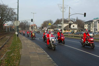 Gdansk, Polonya - 2 Aralık, 2018: Noel geçit töreni Noel Baba Noel Gdynia, Sopot ve Gdansk sokaklarında hemen önce riders motosiklet.