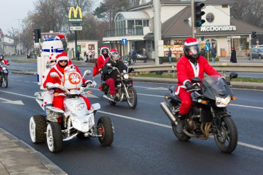 Gdansk, Polonya - 2 Aralık, 2018: Noel geçit töreni Noel Baba Noel Gdynia, Sopot ve Gdansk sokaklarında hemen önce riders motosiklet.