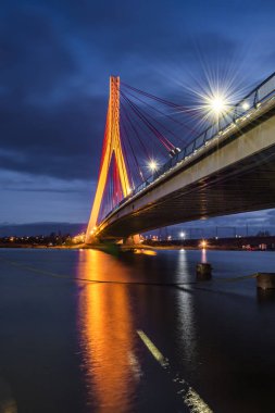 Işıklı kablo köprü Gdansk gece Martwa Wisla Nehri üzerinde kaldı. Polonya Europe
