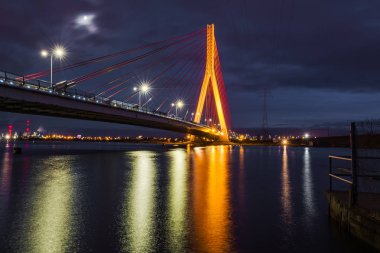 Işıklı kablo köprü Gdansk gece Martwa Wisla Nehri üzerinde kaldı. Polonya Europe