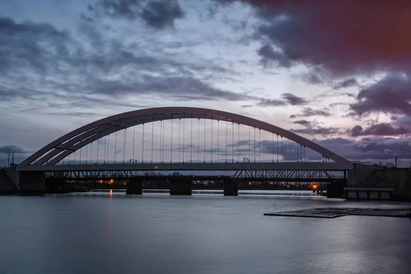 格但斯克黄昏时在 Martwa Wisla 河上的铁路桥 波兰欧洲 — 图库照片