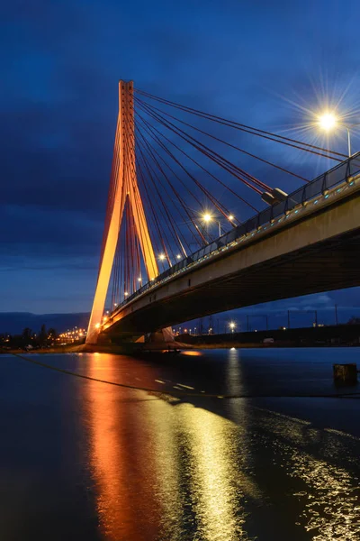 Işıklı kablo köprü Gdansk gece Martwa Wisla Nehri üzerinde kaldı. Polonya Europe