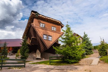 Szymbark, Polonya - 25 Ağustos 2018: Doğal baş aşağı ev boyutu Szymbark Park.