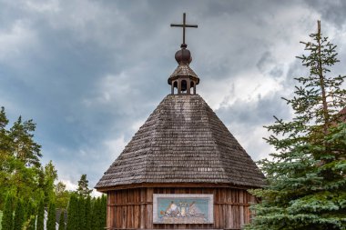 Szymbark, Polonya - 25 Ağustos 2018: Küçük ahşap Kilisesi, Saint Raphael Szymbark içinde.