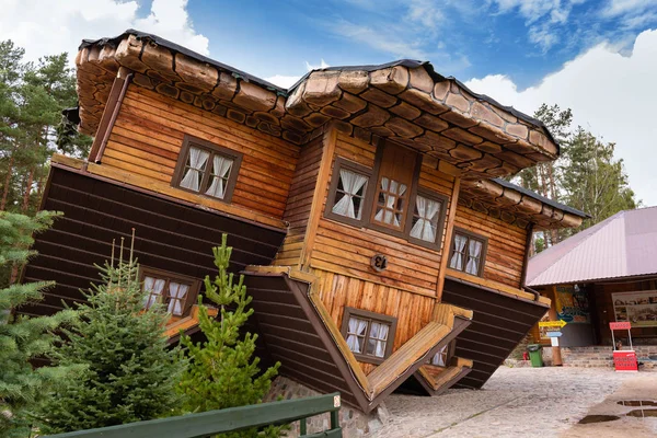 Szymbark, Polonya - 25 Ağustos 2018: Doğal baş aşağı ev boyutu Szymbark Park.