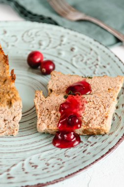 Tavuk ve karaciğer pate tabakta kızılcık sosu ile.