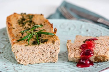 Tavuk ve karaciğer pate tabakta kızılcık sosu ile.