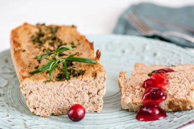 Tavuk ve karaciğer pate tabakta kızılcık sosu ile.