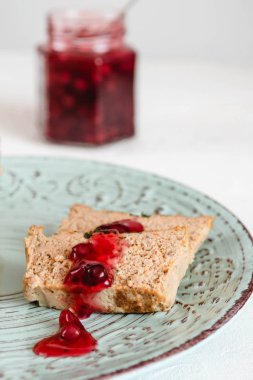 Tavuk ve karaciğer pate tabakta kızılcık sosu ile.