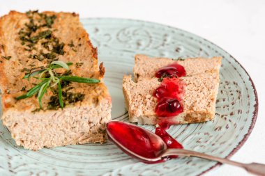 Tavuk ve karaciğer pate tabakta kızılcık sosu ile.