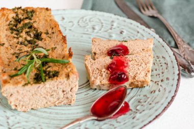 Tavuk ve karaciğer pate tabakta kızılcık sosu ile.