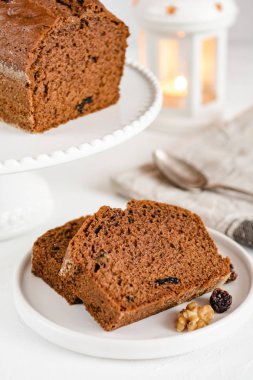 Ev yapımı kurabiye pasta beyaz tabakta. Tatlım pasta.