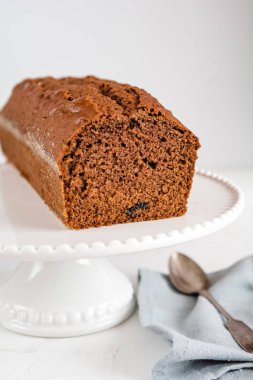 Ev yapımı kurabiye pasta beyaz tabakta. Tatlım pasta.