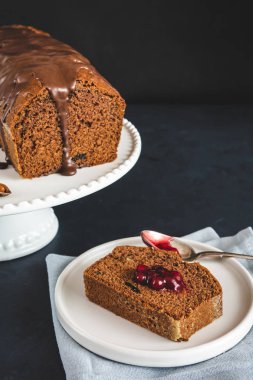 Ev yapımı kurabiye pasta beyaz tabakta. Tatlım pasta.