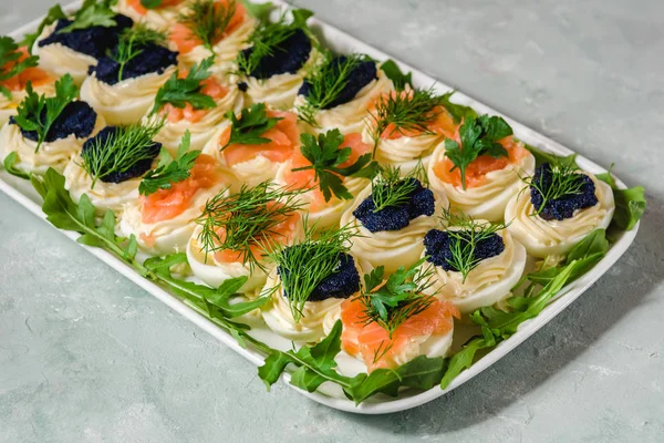 Huevos Rellenos Con Salmón Caviar Decorados Con Perejil Eneldo Comida — Foto de Stock